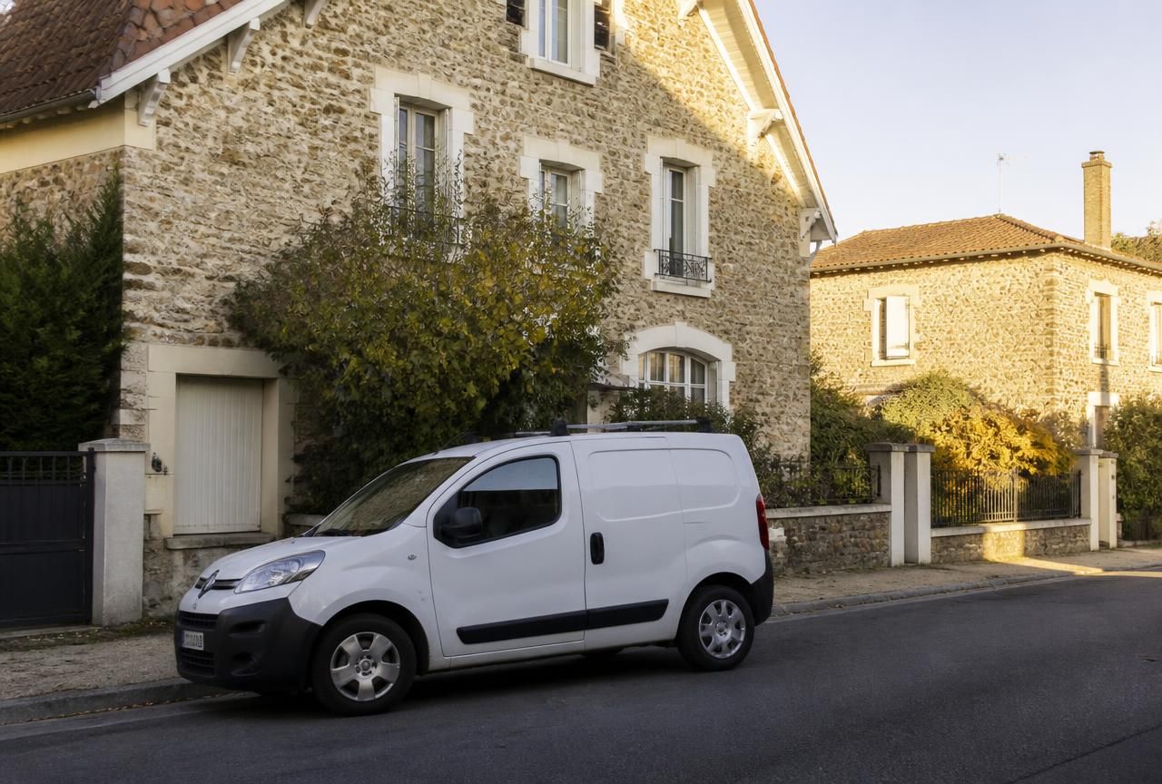 Véhicule d'intervention Sécurit'Home dans les rues de Rueil-Malmaison